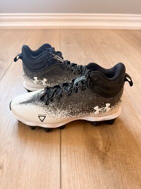 UNDER ARMOUR BOYS SPOTLIGHT CLEATS SIZE 1.5Y NWOB